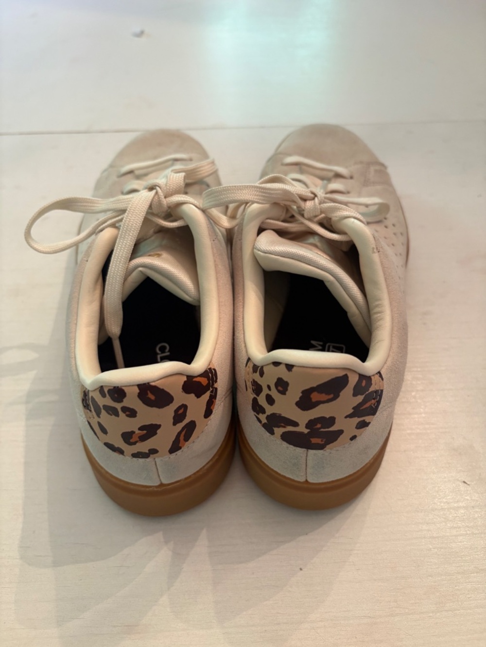 Adidas Women's Sneaker Size 9 1/2 - Picture 3 of 6
